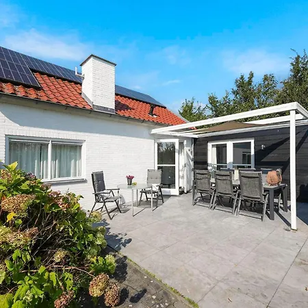 Ruim Vakantiehuis Met Sauna En Buitenspa In Ouddorp Hébergement de vacances